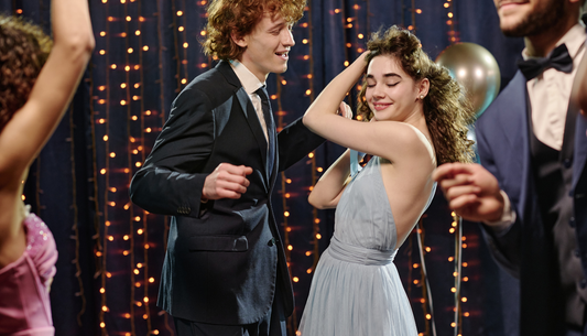 How Do You Choose a Homecoming Dress That Makes You Feel Like You’re Wearing the Spotlight?