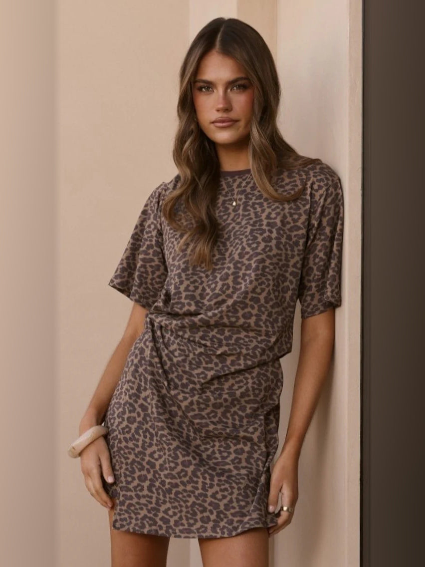 Mini leopard-print dress with short sleeves and gathered waist, crew neck