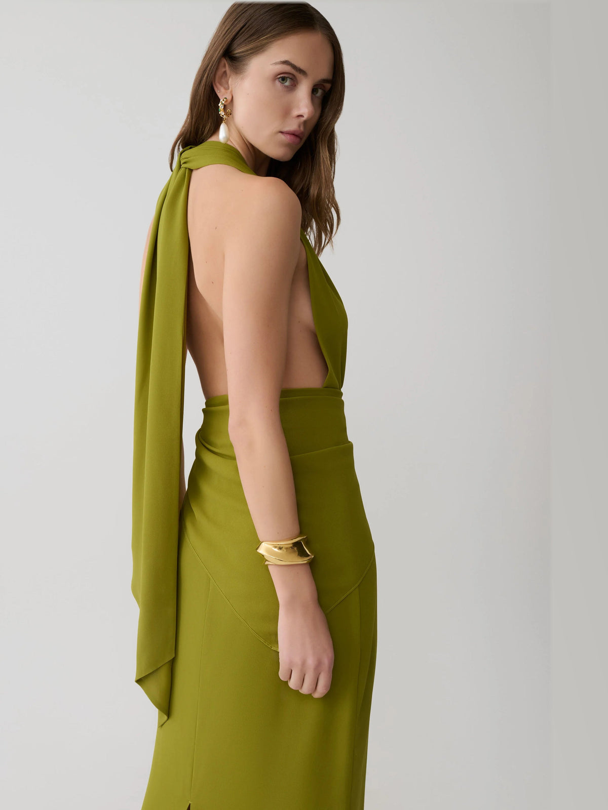 Green formal dress with satin construction and maxi hem