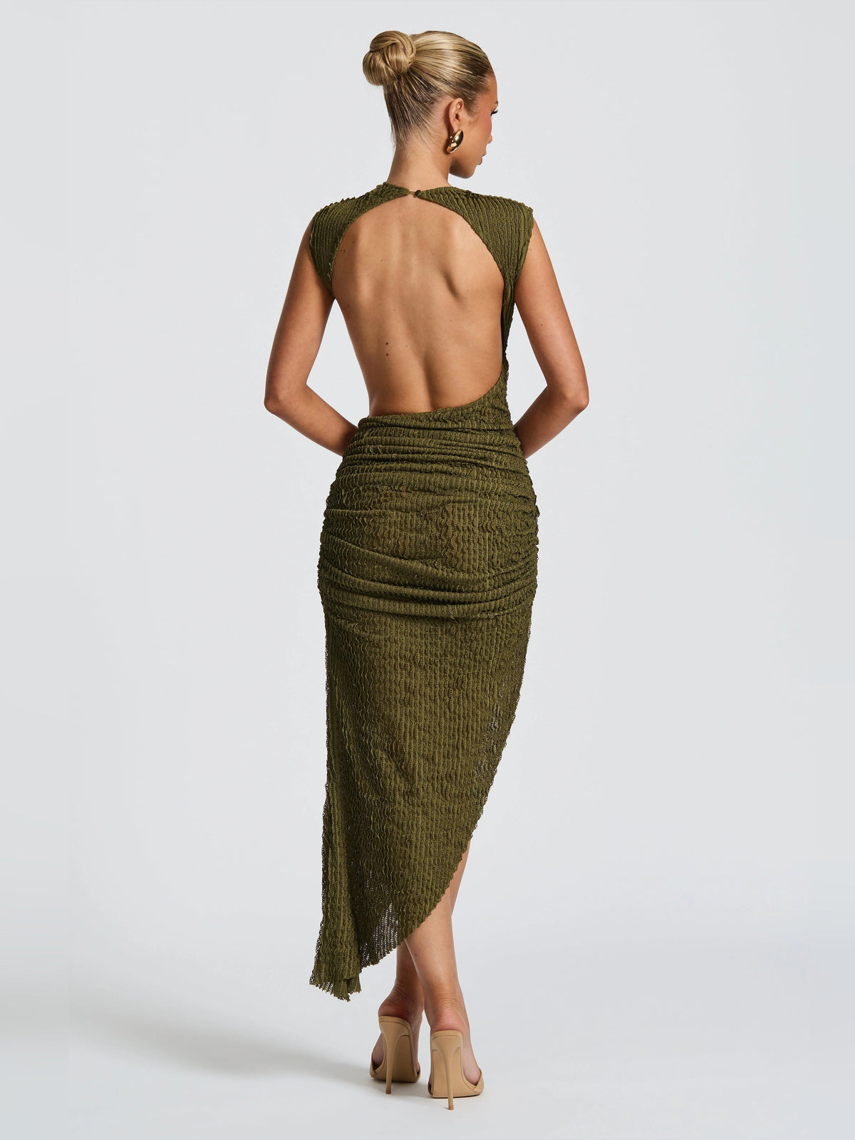 Khaki midi dress with open back, sleeveless high collar, ruched texture and high slit.