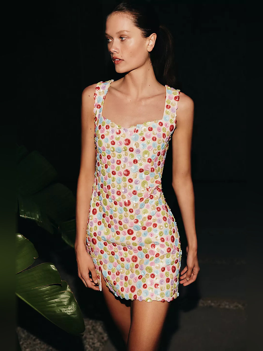 Mini sleeveless patterned dress with square neckline and fitted silhouette