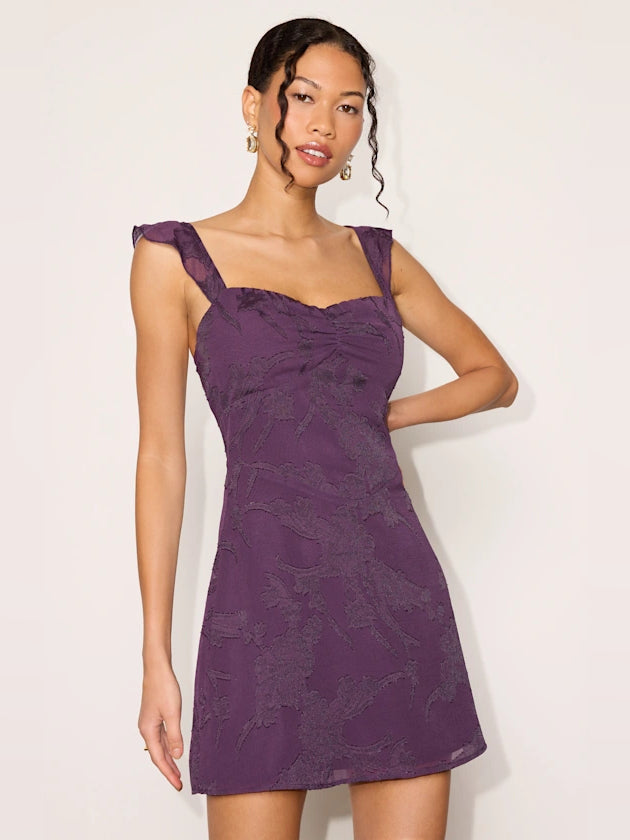 Purple mini dress with floral jacquard, sweetheart neckline, gathered waist, cap sleeves
